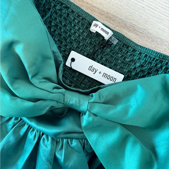 Emerald Green Oversized Bow Oversized Bow Mini Dress by Day & Moon in Women’s S - Picture 7 of 7